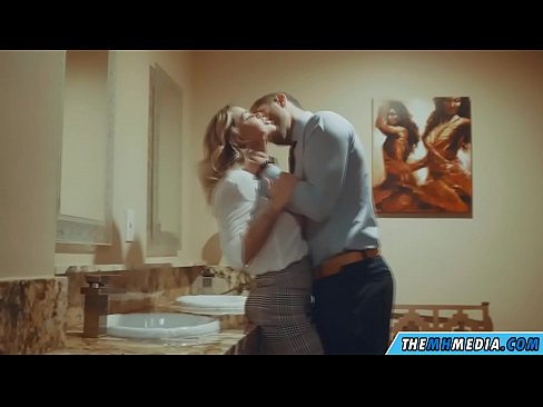 ❤️ Wakati blonde mwenye busty anakutongoza kwenye choo cha umma Pononi kuu kwa sw.vbdsm.ru ❌️❤